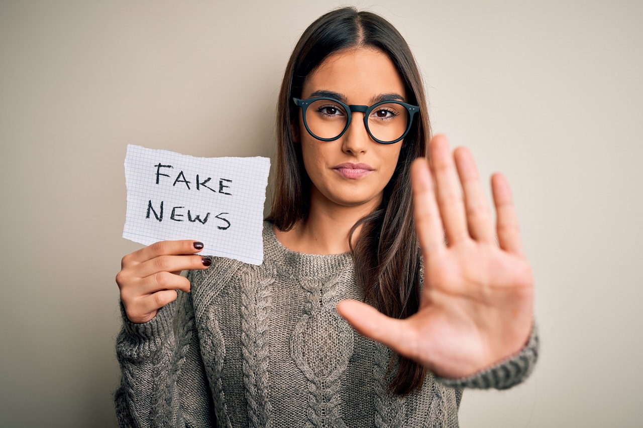 Jak rozpoznać fake newsy? – weryfikacja informacji